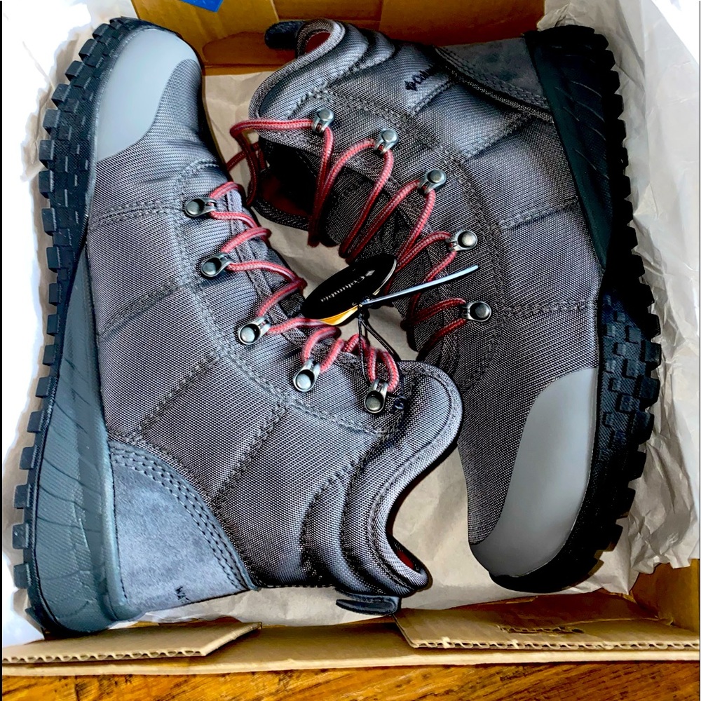 Columbia Fairbanks Omni-Heat Waterproof Mid Hiking Boots for MEN 8 & WOMAN 9.5